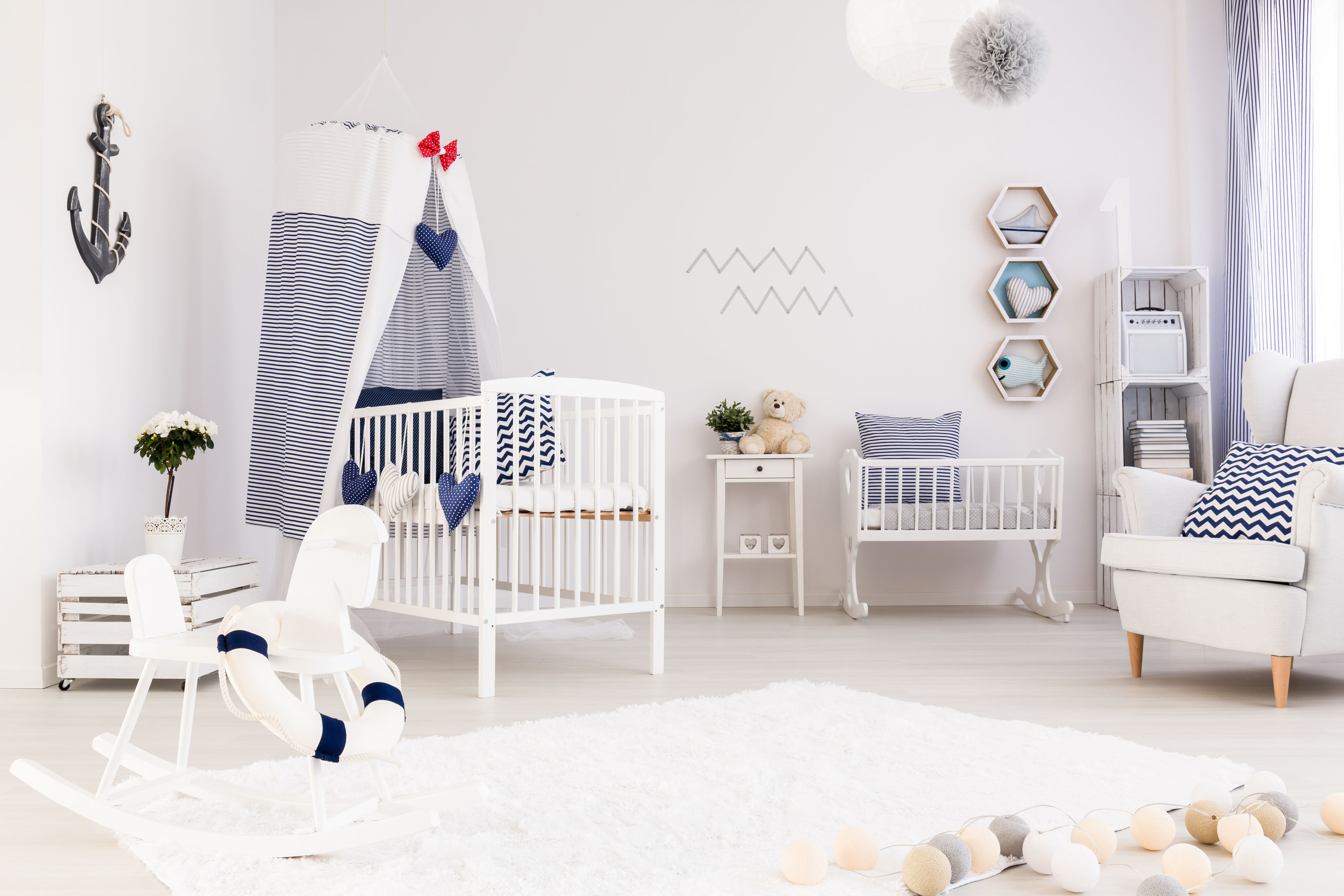 chambre de bébé blanche et bleu 